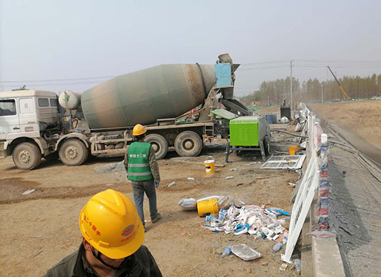 中鐵十二局雄安新區(qū)液壓濕噴機(jī)施工現(xiàn)場(chǎng)（2）