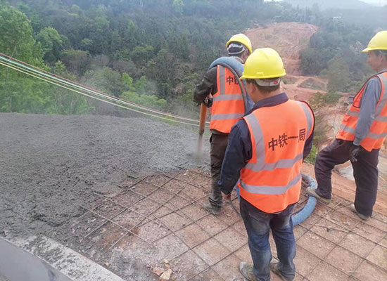 中鐵一局液壓濕噴機施工現場